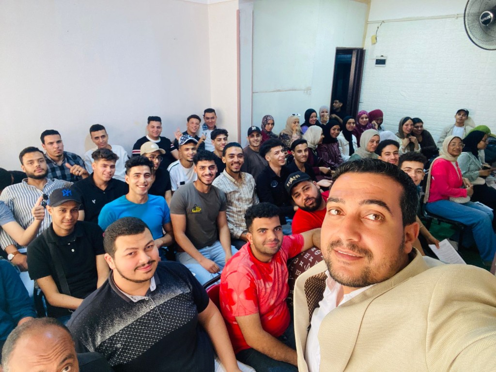 دكتور خالد محمد مع طلاب كلية الحقوق داخل المحاضرة